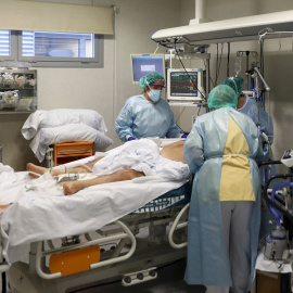 Personal sanitario atiende a un enfermo de covid-19 en la unidad de cuidados intensivos del Hospital Universitario Infanta Sofia, de San Sebastian de los Reyes (Madrid). REUTERS/Sergio Perez