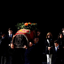 La familia Franco porta el féretro del dictador en su exhumación del Valle de los Caídos. RTVE