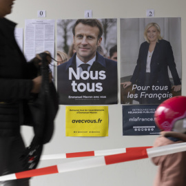  Carteles electorales de Emmanuel Macron y Marine en un colegio electoral. - EFE/EPA/SALVATORE DI NOLFI