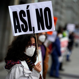 Una mujer con mascarilla en una manifestación en defensa de la sanidad pública. REUTERS/Juan Medina