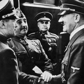 Francisco Franco saluda a Adolf Hitler, en Hendaya, en 1940. AFP