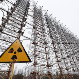 Restos del sistema de radar sobre el horizonte "Duga" cerca a la ciudad de Chernóbil (Ucrania). EFE/SERGEY DOLZHENKO