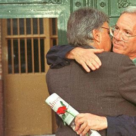 El expresidente del Gobierno, Felipe González (i), abraza a su entonces ministro del Interior, José Barrionuevo, condenado por el secuestro de Segundo Marey en 1998.- MANUEL P. BARRIOPEDRO / EFE