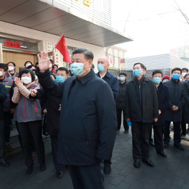 El presidente chino, Xi Jinping (con máscara, como el resto de las personas), en un centro de investigación sobre el coronavirus, en Pekín. REUTERS