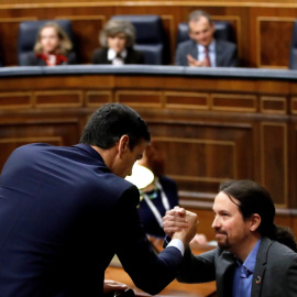 Pedro Sánchez (i) y Pablo Iglesias se dan la mano en el Congreso. EFE