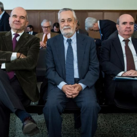 Los expresidentes socialistas Manuel Chaves (i) y José Antonio Griñán (c), y el ex consejero de Presidencia Gaspar Zarrías (d), en el banquillo del juicio de los ERE, en la Audiencia de Sevilla. EFE/Raúl Caro/