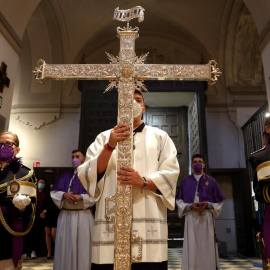  Varios penitentes en la iglesia de san Pedro el Viejo, lugar en el que se guarda la talla de Nuestro Padre Jesús Nazareno "el Pobre", este Jueves Santo en Madrid, donde no se podrá hacer estación de penitencia por las calles debido a la covid-19 por s