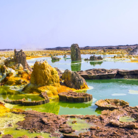 Charcas hiperácidas, hipersaladas y calientes en el campo geotermal de Dallol (Etiopía), único lugar de la Tierra en el que no se ha encontrado vida. Shutterstock/Einat Klein Photography