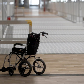 Foto de abril de 2020 de una silla de ruedas en el Pabellón 7 del recinto ferial de Madrid Ifema , cuando dejó de usarse como hospital provisional. EFE/J.J. Guillén