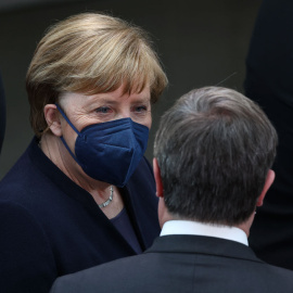  La excanciller alemana, Angela Merkel, habla con el exlíder de la Unión Demócrata Cristiana (CDU) de Alemania, Armin Laschet, para la asamblea de la Convención Federal el 13 de febrero de 2022 en el edificio parlamentario Paul-Loebe-Haus en Berlín, 