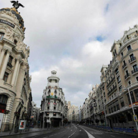  La Gran Vía de Madrid, desértica durante el confinamiento. / EFE