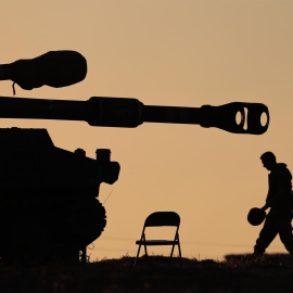 Un soldado israelí en la frontera con Gaza.- EFE/EPA/ABIR SULTAN
