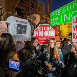 Manifestación de apoyo a los tres exjugadores de la Arandina, condenados a 38 años por agresión sexual a una menor de 15 años y como cooperantes necesarios en las de los otros, en la Plaza Mayor de Aranda de Duero (Burgos). EFE/Paco Santamaría
