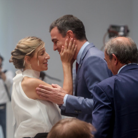  La vicepresidenta segunda del Gobierno y ministra de Trabajo y Economía Social, Yolanda Díaz y el presidente del Gobierno, Pedro Sánchez, en el acto de presentación del plan estratégico para la recuperación y transformación económica (PERTE) de E
