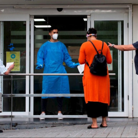  Varias personas esperan para entrar en un centro de Atención Primaria. EFE/Enric Fontcuberta/Archivo