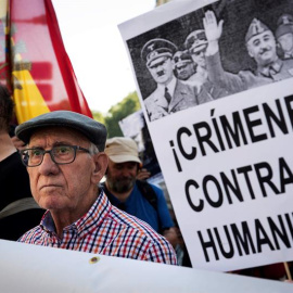 Manifestación de colectivos de memoria histórica frente al Congreso en 2019 / EFE 