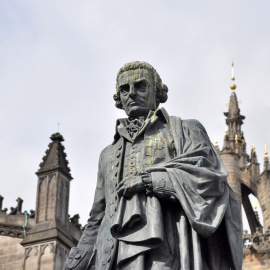 Estatua de Adam Smith en Edimburgo.