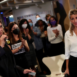  La vicepresidenta segunda del Gobierno, Yolanda Díaz (d), y la alcaldesa de Barcelona, Ada Colau (i), participan en el seminario "El feminismo de la cuarta Ola" en el Espacio Bertlsmann, este viernes en Madrid. EFE/David Fernández