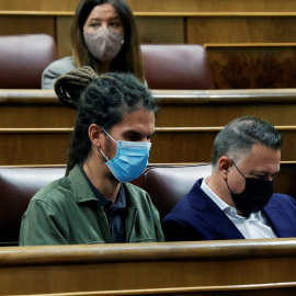  El diputado de Unidas Podemos Alberto Rodríguez (c) en su escaño durante el pleno en el Congreso de los Diputados, este jueves. EFE/Zipi