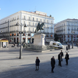 Pocos transeuntes en la Puerta del Sol de Madrid. E.P./Marta Fernández