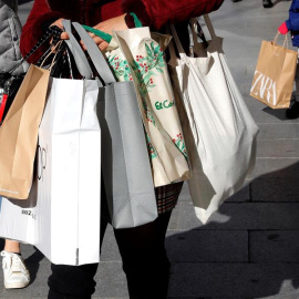 Varias personas por el centro de Madrid con sus compras navideñas. EFE/ Chema Moya