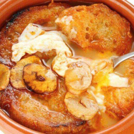 Sopa de ajo. Shutterstock/bonchan