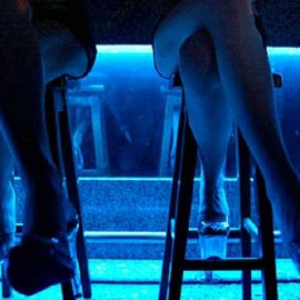Dos mujeres en la barra de un club.- EFE