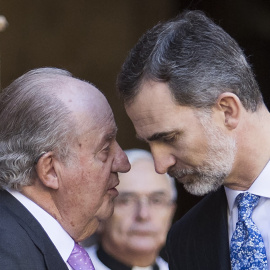 Imagen de abril de 2018 de Felipe VI con su padre Juan Carlos I, tras la tradicional misa de Resurección en la Catedra de Palma de Mallorca. AFP/Jaime Reina