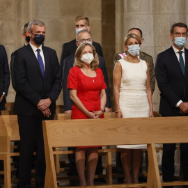 25/07/2022.- El presidente de la Xunta, Alfonso Rueda; las vicepresidentas del Gobierno, Nadia Calviño (2i) y Yolanda Díaz, junto al presidente del PP, Alberto Núñez Feijóo (d), asisten a la ofrenda al apóstol Santiago, uno de los actos más destaca