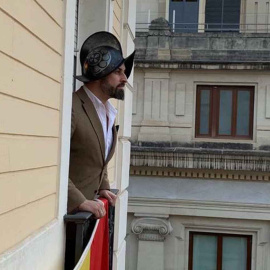  Santiago Abascal con un morrión sobre la cabeza.- Imagen difundida por Vox