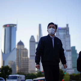 Personas con mascarillas en el distrito financiero de Shanghai. REUTERS/Aly Song