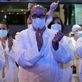  Personal sanitario de un hospital de Barcelona responde a los aplausos de los ciudadanos en agradecimiento por su trabajo en la crisis del coronavirus. REUTERS/Nacho Doce