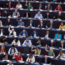  Los miembros del Parlamento Europeo participan en una sesión de votación durante un debate sobre energías renovables en el Parlamento Europeo en Estrasburgo, Francia, el 14 de septiembre de 2022. (Francia, Estrasburgo) EFE/EPA/CHRISTOPHE PETIT TESSON
