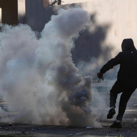  Uno de los manifestantes del sector del metal que manifestaron en la barriada de San Pedro en Puerto Real (Cádiz) durante la novena jornada de huelga.- EFE/Román Ríos.