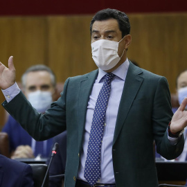  El presidente de la Junta de Andalucía, Juanma Moreno, durante su intervención en la sesión parlamentaria de control al gobierno en Sevilla.- EFE/José Manuel Vidal