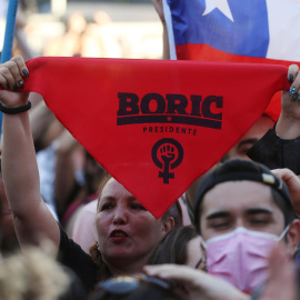  Personas reaccionan al triunfo del candidato presidencial Gabriel Boric, este domingo en Santiago (Chile).- EFE