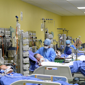  Miembros de un equipo médico atendiendo una UCI italiana colapsada. REUTERS/Flavio Lo Scalzo