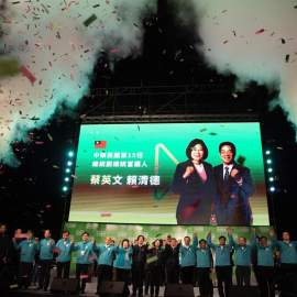 La presidenta de Taiwán, Tsai Ing-wen (c), celebra su triunfo en las elecciones del pasado fin de semana al frente del gobernante Partido Democrático Progresista. EFE / EPA