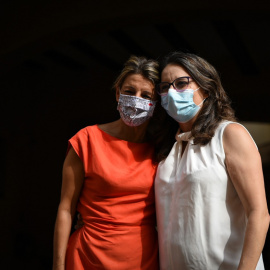 La vicepresidenta segunda y ministra de Trabajo, Yolanda Díaz, y la vicepresidenta y consellera de Igualdad, Mónica Oltra, posan antes de una reunión en el Palau dels Catalá de Valeriola, en Valencia, el pasado septiembre. E.P./Jorge Gil