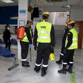 Efectivos de la Unidad Militar de Emergencias (UME) participan en labores de desinfección e información en un Centro de Atención Primaria en Motril, Granada. EFE/Miguel Paquet