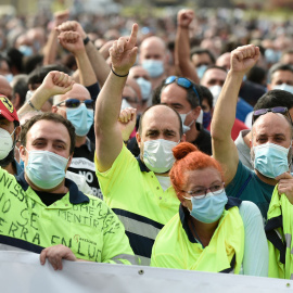 Empleados de Nissan levantan los puños mientras marchan durante una manifestación contra el cierre de la fábrica del fabricante de automóviles japonés en Barcelona el 11 de junio de 2020.- AFP / Josep Lago