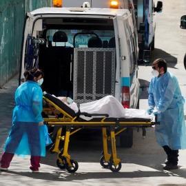 Trabajadores de ambulancia trasladan en camilla a un anciano con coronavirus de una residencia en la localidad de Leganés. REUTERS/Juan Medina