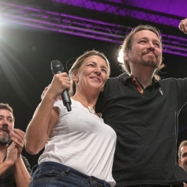  El entonces secretario general de Unidas Podemos, Pablo Iglesias, levantando el puño izquierdo, junto a Yolanda Díaz durante un acto en A Coruña (Galicia), a 3 de noviembre de 2019.- M. DYLAN / EUROPA PRESS