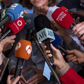 Los periodistas recogen las declaraciones de una dirigente política, en Madrid. EUROPA PRESS