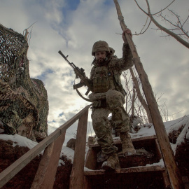 Un soldado ucraniano en una trinchera. REUTERS