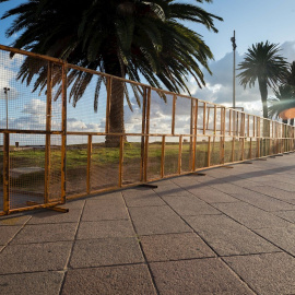 Una playa cerrada en Montevideo (Uruguay), dentro de medidas adoptadas para enfrentar el covid-19. EFE/Raúl Martínez