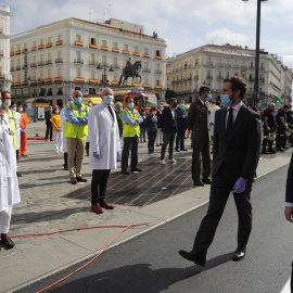 GRAF9402. MADRID, 02/05/2020.- El líder del PP Pablo Casado (2i) y el alcalde de Madrid José Luis Martínez-Almeida (d), hoy sábado en la madrileña Puerta del Sol, durante las celebraciones de la fiesta de la Comunidad de Madrid, donde se homenajea es