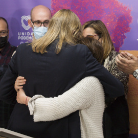  El candidato a la Presidencia de la Junta de Castilla y León por Unidas Podemos, Pablo Fernández, abraza a sus compañeros tras valorar los resultados obtenidos por su formación en los comicios para Castilla y León durante la noche electoral del 13F 