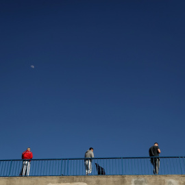 Personas haciendo cola para entrar en un supermercado en Madrd, manteniendo la distancia de seguridad durante la emergencia sanitaria por la pandemia del coronavirus. REUTERS/Susana Vera