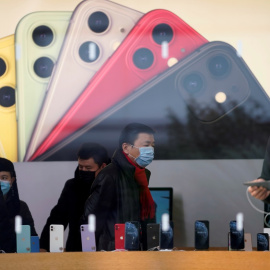 Varias personas con mascarilla, en una tienda Apple, en Shanghai. REUTERS/Aly Song/File Photo
